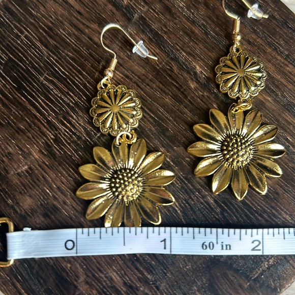 Vintage Sunflower Design Dangle Pierced
Earrings Gold Tone Zinc Alloy NWOT - Picture 6 of 10